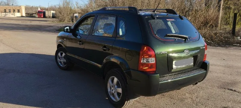 Hyundai tucson (hyundai туксон) 2.0мт 2wd 2008г. в. родной пробег 148 тыс. км! 2 собственника за всё время эксплуатации, в последнем владении более 11 лет, автомобиль вовремя обслуживался, денег не жалели, ходовая обслужена, не гремит, не стучит. кузов в отличном состоянии, без коррозии, весь в заводском металле. самый простой и надёжный бензиновый двигатель с небольшим расходом топлива, дешевое обслуживание. в комплектации всё что требуется для комфортной эксплуатации: - кондиционер - подогревы сидений - abs, esp - магнитола android - сигнализация, 2 ключа техосмотр пройден, диагностическая карта в наличии! цена 950т. р. макеевка +79493943324 +79494542921 📞 звоните: +7(949)3943324 - фотография - 1