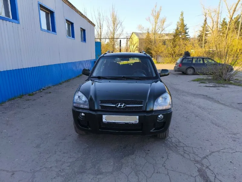 Hyundai tucson (hyundai туксон) 2.0мт 2wd 2008г. в. родной пробег 148 тыс. км! 2 собственника за всё время эксплуатации, в последнем владении более 11 лет, автомобиль вовремя обслуживался, денег не жалели, ходовая обслужена, не гремит, не стучит. кузов в отличном состоянии, без коррозии, весь в заводском металле. самый простой и надёжный бензиновый двигатель с небольшим расходом топлива, дешевое обслуживание. в комплектации всё что требуется для комфортной эксплуатации: - кондиционер - подогревы сидений - abs, esp - магнитола android - сигнализация, 2 ключа техосмотр пройден, диагностическая карта в наличии! цена 950т. р. макеевка +79493943324 +79494542921 📞 звоните: +7(949)3943324 - фотография - 2