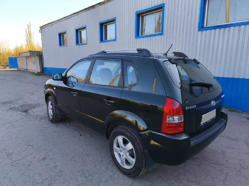 Hyundai tucson (hyundai туксон) 2.0мт 2wd 2008г. в. родной пробег 148 тыс. км! 2 собственника за всё время эксплуатации, в последнем владении более 11 лет, автомобиль вовремя обслуживался, денег не жалели, ходовая обслужена, не гремит, не стучит. кузов в отличном состоянии, без коррозии, весь в заводском металле. самый простой и надёжный бензиновый двигатель с небольшим расходом топлива, дешевое обслуживание. в комплектации всё что требуется для комфортной эксплуатации: - кондиционер - подогревы сидений - abs, esp - магнитола android - сигнализация, 2 ключа техосмотр пройден, диагностическая карта в наличии! цена 950т. р. макеевка +79493943324 +79494542921 📞 звоните: +7(949)3943324 - фотография - 3
