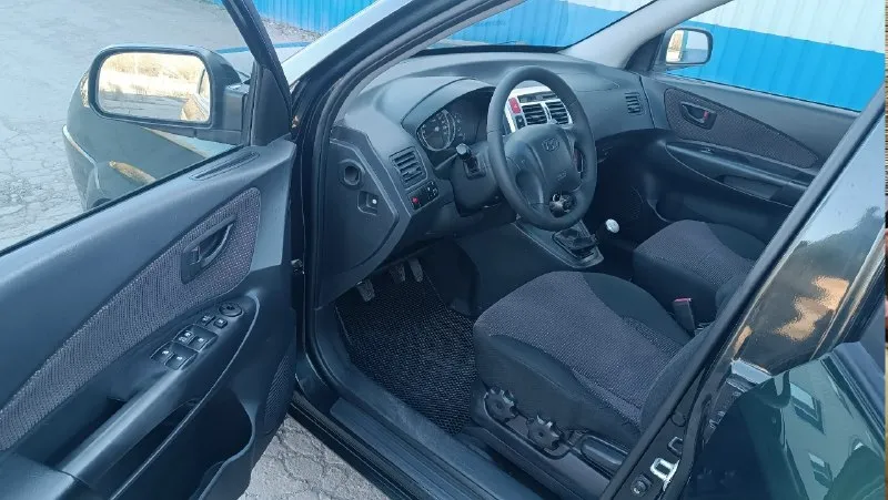 Hyundai tucson (hyundai туксон) 2.0мт 2wd 2008г. в. родной пробег 148 тыс. км! 2 собственника за всё время эксплуатации, в последнем владении более 11 лет, автомобиль вовремя обслуживался, денег не жалели, ходовая обслужена, не гремит, не стучит. кузов в отличном состоянии, без коррозии, весь в заводском металле. самый простой и надёжный бензиновый двигатель с небольшим расходом топлива, дешевое обслуживание. в комплектации всё что требуется для комфортной эксплуатации: - кондиционер - подогревы сидений - abs, esp - магнитола android - сигнализация, 2 ключа техосмотр пройден, диагностическая карта в наличии! цена 950т. р. макеевка +79493943324 +79494542921 📞 звоните: +7(949)3943324 - фотография - 5