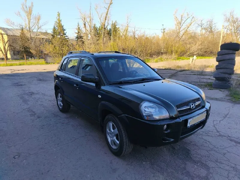 Hyundai tucson (hyundai туксон) 2.0мт 2wd 2008г. в. родной пробег 148 тыс. км! 2 собственника за всё время эксплуатации, в последнем владении более 11 лет, автомобиль вовремя обслуживался, денег не жалели, ходовая обслужена, не гремит, не стучит. кузов в отличном состоянии, без коррозии, весь в заводском металле. самый простой и надёжный бензиновый двигатель с небольшим расходом топлива, дешевое обслуживание. в комплектации всё что требуется для комфортной эксплуатации: - кондиционер - подогревы сидений - abs, esp - магнитола android - сигнализация, 2 ключа техосмотр пройден, диагностическая карта в наличии! цена 950т. р. макеевка +79493943324 +79494542921 📞 звоните: +7(949)3943324 - фотография - 6