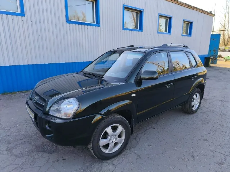 Hyundai tucson (hyundai туксон) 2.0мт 2wd 2008г. в. родной пробег 148 тыс. км! 2 собственника за всё время эксплуатации, в последнем владении более 11 лет, автомобиль вовремя обслуживался, денег не жалели, ходовая обслужена, не гремит, не стучит. кузов в отличном состоянии, без коррозии, весь в заводском металле. самый простой и надёжный бензиновый двигатель с небольшим расходом топлива, дешевое обслуживание. в комплектации всё что требуется для комфортной эксплуатации: - кондиционер - подогревы сидений - abs, esp - магнитола android - сигнализация, 2 ключа техосмотр пройден, диагностическая карта в наличии! цена 950т. р. макеевка +79493943324 +79494542921 📞 звоните: +7(949)3943324 - фотография - 7