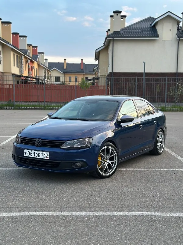 Продам свой личный автомобиль volkswagen jetta 6 2014г. акпп dq200 уже обновленная версия. пробег оригинал, без дтп, история авто зелень! из недавнего поставил пружины -50 18е диски на летней резине, 5 тыс назад заменил цепь грм, бензонасос, новые свечи, новые тормозные диски и колодки фирмы brembo, полностью вымыты радиаторы, новый теплообменник, новые термостаты стоят более холодные, масло менялось каждые 5 тыс/км, форсунки прошли чистку на стенде. по мотору полный сток, ничего не прошивалось, катализатор на месте, коробка работает отлично, эксплуатировалась бережно. заводской адаптивный свет, бесключевой доступ, круиз, мультируль, пактроники в круг, все работает отлично! пишите, звоните, торг есть, по цене 1.1🍋 от машины не избавляюсь автомобиль находится в краснодаре телефон для связи +79528374030 📞 звоните: +7(952)8374030 - фотография - 1