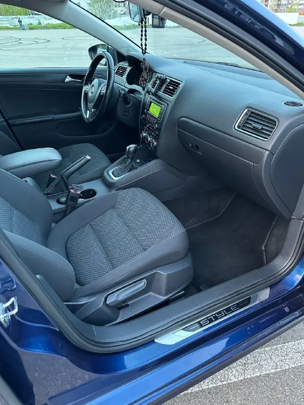 Продам свой личный автомобиль volkswagen jetta 6 2014г. акпп dq200 уже обновленная версия. пробег оригинал, без дтп, история авто зелень! из недавнего поставил пружины -50 18е диски на летней резине, 5 тыс назад заменил цепь грм, бензонасос, новые свечи, новые тормозные диски и колодки фирмы brembo, полностью вымыты радиаторы, новый теплообменник, новые термостаты стоят более холодные, масло менялось каждые 5 тыс/км, форсунки прошли чистку на стенде. по мотору полный сток, ничего не прошивалось, катализатор на месте, коробка работает отлично, эксплуатировалась бережно. заводской адаптивный свет, бесключевой доступ, круиз, мультируль, пактроники в круг, все работает отлично! пишите, звоните, торг есть, по цене 1.1🍋 от машины не избавляюсь автомобиль находится в краснодаре телефон для связи +79528374030 📞 звоните: +7(952)8374030 - фотография - 10