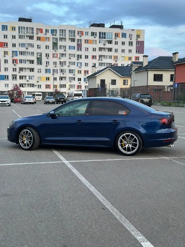Продам свой личный автомобиль volkswagen jetta 6 2014г. акпп dq200 уже обновленная версия. пробег оригинал, без дтп, история авто зелень! из недавнего поставил пружины -50 18е диски на летней резине, 5 тыс назад заменил цепь грм, бензонасос, новые свечи, новые тормозные диски и колодки фирмы brembo, полностью вымыты радиаторы, новый теплообменник, новые термостаты стоят более холодные, масло менялось каждые 5 тыс/км, форсунки прошли чистку на стенде. по мотору полный сток, ничего не прошивалось, катализатор на месте, коробка работает отлично, эксплуатировалась бережно. заводской адаптивный свет, бесключевой доступ, круиз, мультируль, пактроники в круг, все работает отлично! пишите, звоните, торг есть, по цене 1.1🍋 от машины не избавляюсь автомобиль находится в краснодаре телефон для связи +79528374030 📞 звоните: +7(952)8374030 - фотография - 2