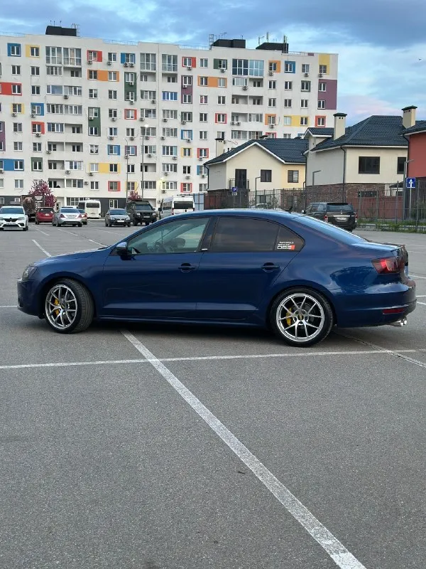 Продам свой личный автомобиль volkswagen jetta 6 2014г. акпп dq200 уже обновленная версия. пробег оригинал, без дтп, история авто зелень! из недавнего поставил пружины -50 18е диски на летней резине, 5 тыс назад заменил цепь грм, бензонасос, новые свечи, новые тормозные диски и колодки фирмы brembo, полностью вымыты радиаторы, новый теплообменник, новые термостаты стоят более холодные, масло менялось каждые 5 тыс/км, форсунки прошли чистку на стенде. по мотору полный сток, ничего не прошивалось, катализатор на месте, коробка работает отлично, эксплуатировалась бережно. заводской адаптивный свет, бесключевой доступ, круиз, мультируль, пактроники в круг, все работает отлично! пишите, звоните, торг есть, по цене 1.1🍋 от машины не избавляюсь автомобиль находится в краснодаре телефон для связи +79528374030 📞 звоните: +7(952)8374030 - фотография - 3