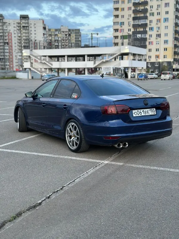 Продам свой личный автомобиль volkswagen jetta 6 2014г. акпп dq200 уже обновленная версия. пробег оригинал, без дтп, история авто зелень! из недавнего поставил пружины -50 18е диски на летней резине, 5 тыс назад заменил цепь грм, бензонасос, новые свечи, новые тормозные диски и колодки фирмы brembo, полностью вымыты радиаторы, новый теплообменник, новые термостаты стоят более холодные, масло менялось каждые 5 тыс/км, форсунки прошли чистку на стенде. по мотору полный сток, ничего не прошивалось, катализатор на месте, коробка работает отлично, эксплуатировалась бережно. заводской адаптивный свет, бесключевой доступ, круиз, мультируль, пактроники в круг, все работает отлично! пишите, звоните, торг есть, по цене 1.1🍋 от машины не избавляюсь автомобиль находится в краснодаре телефон для связи +79528374030 📞 звоните: +7(952)8374030 - фотография - 4