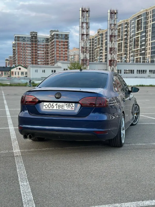 Продам свой личный автомобиль volkswagen jetta 6 2014г. акпп dq200 уже обновленная версия. пробег оригинал, без дтп, история авто зелень! из недавнего поставил пружины -50 18е диски на летней резине, 5 тыс назад заменил цепь грм, бензонасос, новые свечи, новые тормозные диски и колодки фирмы brembo, полностью вымыты радиаторы, новый теплообменник, новые термостаты стоят более холодные, масло менялось каждые 5 тыс/км, форсунки прошли чистку на стенде. по мотору полный сток, ничего не прошивалось, катализатор на месте, коробка работает отлично, эксплуатировалась бережно. заводской адаптивный свет, бесключевой доступ, круиз, мультируль, пактроники в круг, все работает отлично! пишите, звоните, торг есть, по цене 1.1🍋 от машины не избавляюсь автомобиль находится в краснодаре телефон для связи +79528374030 📞 звоните: +7(952)8374030 - фотография - 5