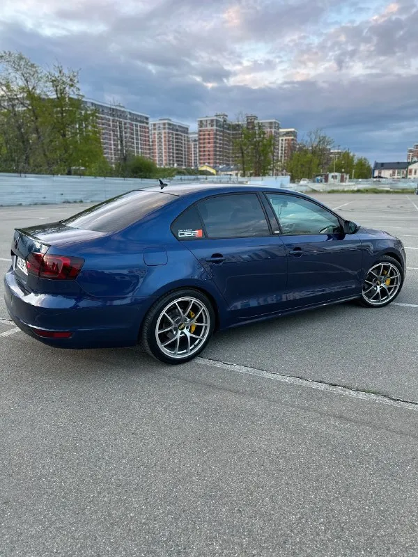 Продам свой личный автомобиль volkswagen jetta 6 2014г. акпп dq200 уже обновленная версия. пробег оригинал, без дтп, история авто зелень! из недавнего поставил пружины -50 18е диски на летней резине, 5 тыс назад заменил цепь грм, бензонасос, новые свечи, новые тормозные диски и колодки фирмы brembo, полностью вымыты радиаторы, новый теплообменник, новые термостаты стоят более холодные, масло менялось каждые 5 тыс/км, форсунки прошли чистку на стенде. по мотору полный сток, ничего не прошивалось, катализатор на месте, коробка работает отлично, эксплуатировалась бережно. заводской адаптивный свет, бесключевой доступ, круиз, мультируль, пактроники в круг, все работает отлично! пишите, звоните, торг есть, по цене 1.1🍋 от машины не избавляюсь автомобиль находится в краснодаре телефон для связи +79528374030 📞 звоните: +7(952)8374030 - фотография - 6