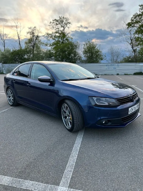 Продам свой личный автомобиль volkswagen jetta 6 2014г. акпп dq200 уже обновленная версия. пробег оригинал, без дтп, история авто зелень! из недавнего поставил пружины -50 18е диски на летней резине, 5 тыс назад заменил цепь грм, бензонасос, новые свечи, новые тормозные диски и колодки фирмы brembo, полностью вымыты радиаторы, новый теплообменник, новые термостаты стоят более холодные, масло менялось каждые 5 тыс/км, форсунки прошли чистку на стенде. по мотору полный сток, ничего не прошивалось, катализатор на месте, коробка работает отлично, эксплуатировалась бережно. заводской адаптивный свет, бесключевой доступ, круиз, мультируль, пактроники в круг, все работает отлично! пишите, звоните, торг есть, по цене 1.1🍋 от машины не избавляюсь автомобиль находится в краснодаре телефон для связи +79528374030 📞 звоните: +7(952)8374030 - фотография - 7