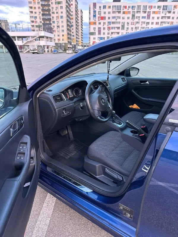 Продам свой личный автомобиль volkswagen jetta 6 2014г. акпп dq200 уже обновленная версия. пробег оригинал, без дтп, история авто зелень! из недавнего поставил пружины -50 18е диски на летней резине, 5 тыс назад заменил цепь грм, бензонасос, новые свечи, новые тормозные диски и колодки фирмы brembo, полностью вымыты радиаторы, новый теплообменник, новые термостаты стоят более холодные, масло менялось каждые 5 тыс/км, форсунки прошли чистку на стенде. по мотору полный сток, ничего не прошивалось, катализатор на месте, коробка работает отлично, эксплуатировалась бережно. заводской адаптивный свет, бесключевой доступ, круиз, мультируль, пактроники в круг, все работает отлично! пишите, звоните, торг есть, по цене 1.1🍋 от машины не избавляюсь автомобиль находится в краснодаре телефон для связи +79528374030 📞 звоните: +7(952)8374030 - фотография - 8