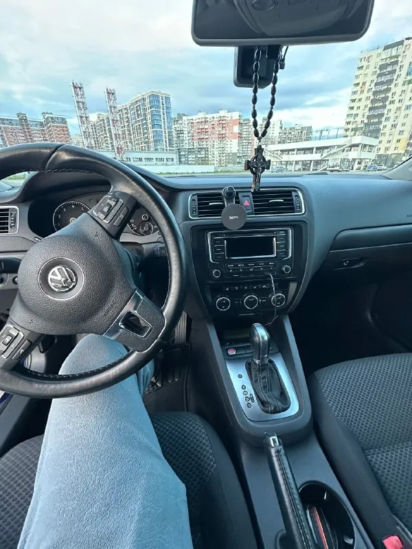Продам свой личный автомобиль volkswagen jetta 6 2014г. акпп dq200 уже обновленная версия. пробег оригинал, без дтп, история авто зелень! из недавнего поставил пружины -50 18е диски на летней резине, 5 тыс назад заменил цепь грм, бензонасос, новые свечи, новые тормозные диски и колодки фирмы brembo, полностью вымыты радиаторы, новый теплообменник, новые термостаты стоят более холодные, масло менялось каждые 5 тыс/км, форсунки прошли чистку на стенде. по мотору полный сток, ничего не прошивалось, катализатор на месте, коробка работает отлично, эксплуатировалась бережно. заводской адаптивный свет, бесключевой доступ, круиз, мультируль, пактроники в круг, все работает отлично! пишите, звоните, торг есть, по цене 1.1🍋 от машины не избавляюсь автомобиль находится в краснодаре телефон для связи +79528374030 📞 звоните: +7(952)8374030 - фотография - 9