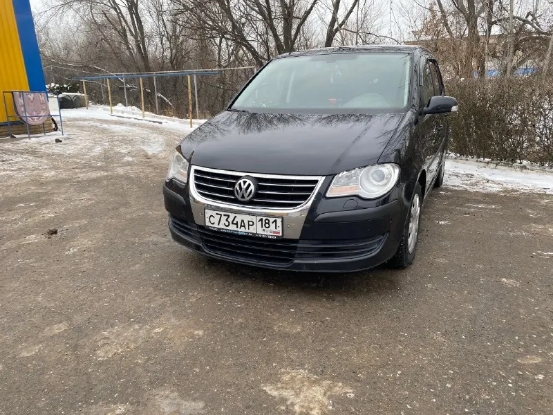 Предлагаю вашему вниманию volkswagen touran черного цвета, 2007 года выпуска. автомобиль в отличном состоянии, с пробегом 305 700 километров. машина имеет 1 собственника в птс, что говорит о ее надежности и безопасности. объем двигателя составляет 1,6 литра, мощность 102 лошадиных сил. тип двигателя - бензин, коробка передач - механическая, привод - передний. touran - это надежный и экономичный автомобиль, который подойдет для семьи и путешествий. он имеет просторный салон и вместительный багажник, что делает его идеальным выбором для тех, кто ищет удобный и практичный автомобиль. если вы ищете надежный и качественный автомобиль по доступной цене, то volkswagen touran - идеальный выбор для вас. не упустите возможность приобрести этот замечательный автомобиль по выгодной цене! машинка находится в луганске. цена 700000 т.79591227802 📞 звоните: +7(959)1227802 - фотография - 1