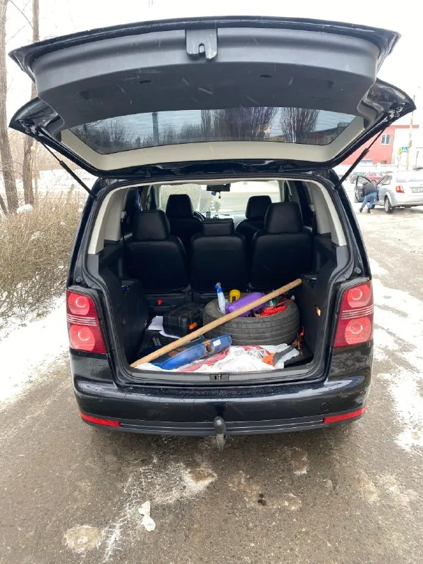 Предлагаю вашему вниманию volkswagen touran черного цвета, 2007 года выпуска. автомобиль в отличном состоянии, с пробегом 305 700 километров. машина имеет 1 собственника в птс, что говорит о ее надежности и безопасности. объем двигателя составляет 1,6 литра, мощность 102 лошадиных сил. тип двигателя - бензин, коробка передач - механическая, привод - передний. touran - это надежный и экономичный автомобиль, который подойдет для семьи и путешествий. он имеет просторный салон и вместительный багажник, что делает его идеальным выбором для тех, кто ищет удобный и практичный автомобиль. если вы ищете надежный и качественный автомобиль по доступной цене, то volkswagen touran - идеальный выбор для вас. не упустите возможность приобрести этот замечательный автомобиль по выгодной цене! машинка находится в луганске. цена 700000 т.79591227802 📞 звоните: +7(959)1227802 - фотография - 10
