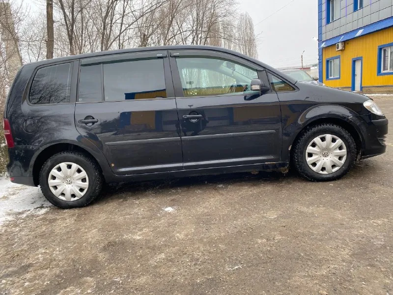 Предлагаю вашему вниманию volkswagen touran черного цвета, 2007 года выпуска. автомобиль в отличном состоянии, с пробегом 305 700 километров. машина имеет 1 собственника в птс, что говорит о ее надежности и безопасности. объем двигателя составляет 1,6 литра, мощность 102 лошадиных сил. тип двигателя - бензин, коробка передач - механическая, привод - передний. touran - это надежный и экономичный автомобиль, который подойдет для семьи и путешествий. он имеет просторный салон и вместительный багажник, что делает его идеальным выбором для тех, кто ищет удобный и практичный автомобиль. если вы ищете надежный и качественный автомобиль по доступной цене, то volkswagen touran - идеальный выбор для вас. не упустите возможность приобрести этот замечательный автомобиль по выгодной цене! машинка находится в луганске. цена 700000 т.79591227802 📞 звоните: +7(959)1227802 - фотография - 2