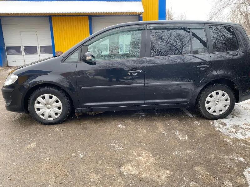 Предлагаю вашему вниманию volkswagen touran черного цвета, 2007 года выпуска. автомобиль в отличном состоянии, с пробегом 305 700 километров. машина имеет 1 собственника в птс, что говорит о ее надежности и безопасности. объем двигателя составляет 1,6 литра, мощность 102 лошадиных сил. тип двигателя - бензин, коробка передач - механическая, привод - передний. touran - это надежный и экономичный автомобиль, который подойдет для семьи и путешествий. он имеет просторный салон и вместительный багажник, что делает его идеальным выбором для тех, кто ищет удобный и практичный автомобиль. если вы ищете надежный и качественный автомобиль по доступной цене, то volkswagen touran - идеальный выбор для вас. не упустите возможность приобрести этот замечательный автомобиль по выгодной цене! машинка находится в луганске. цена 700000 т.79591227802 📞 звоните: +7(959)1227802 - фотография - 3