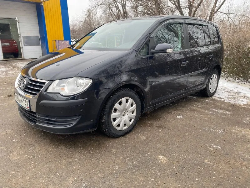 Предлагаю вашему вниманию volkswagen touran черного цвета, 2007 года выпуска. автомобиль в отличном состоянии, с пробегом 305 700 километров. машина имеет 1 собственника в птс, что говорит о ее надежности и безопасности. объем двигателя составляет 1,6 литра, мощность 102 лошадиных сил. тип двигателя - бензин, коробка передач - механическая, привод - передний. touran - это надежный и экономичный автомобиль, который подойдет для семьи и путешествий. он имеет просторный салон и вместительный багажник, что делает его идеальным выбором для тех, кто ищет удобный и практичный автомобиль. если вы ищете надежный и качественный автомобиль по доступной цене, то volkswagen touran - идеальный выбор для вас. не упустите возможность приобрести этот замечательный автомобиль по выгодной цене! машинка находится в луганске. цена 700000 т.79591227802 📞 звоните: +7(959)1227802 - фотография - 4