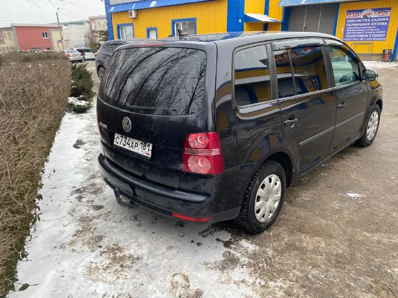 Предлагаю вашему вниманию volkswagen touran черного цвета, 2007 года выпуска. автомобиль в отличном состоянии, с пробегом 305 700 километров. машина имеет 1 собственника в птс, что говорит о ее надежности и безопасности. объем двигателя составляет 1,6 литра, мощность 102 лошадиных сил. тип двигателя - бензин, коробка передач - механическая, привод - передний. touran - это надежный и экономичный автомобиль, который подойдет для семьи и путешествий. он имеет просторный салон и вместительный багажник, что делает его идеальным выбором для тех, кто ищет удобный и практичный автомобиль. если вы ищете надежный и качественный автомобиль по доступной цене, то volkswagen touran - идеальный выбор для вас. не упустите возможность приобрести этот замечательный автомобиль по выгодной цене! машинка находится в луганске. цена 700000 т.79591227802 📞 звоните: +7(959)1227802 - фотография - 6