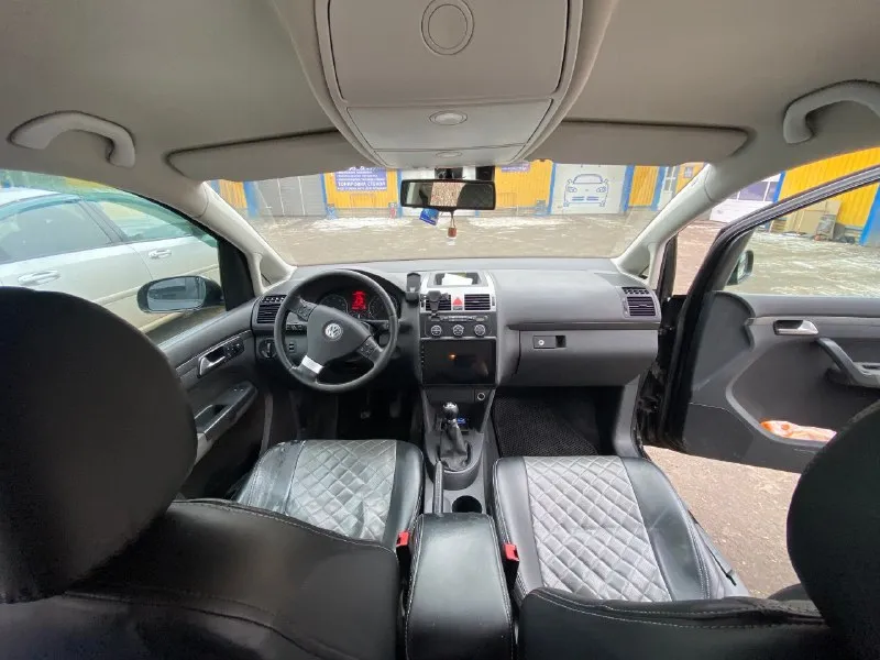 Предлагаю вашему вниманию volkswagen touran черного цвета, 2007 года выпуска. автомобиль в отличном состоянии, с пробегом 305 700 километров. машина имеет 1 собственника в птс, что говорит о ее надежности и безопасности. объем двигателя составляет 1,6 литра, мощность 102 лошадиных сил. тип двигателя - бензин, коробка передач - механическая, привод - передний. touran - это надежный и экономичный автомобиль, который подойдет для семьи и путешествий. он имеет просторный салон и вместительный багажник, что делает его идеальным выбором для тех, кто ищет удобный и практичный автомобиль. если вы ищете надежный и качественный автомобиль по доступной цене, то volkswagen touran - идеальный выбор для вас. не упустите возможность приобрести этот замечательный автомобиль по выгодной цене! машинка находится в луганске. цена 700000 т.79591227802 📞 звоните: +7(959)1227802 - фотография - 7