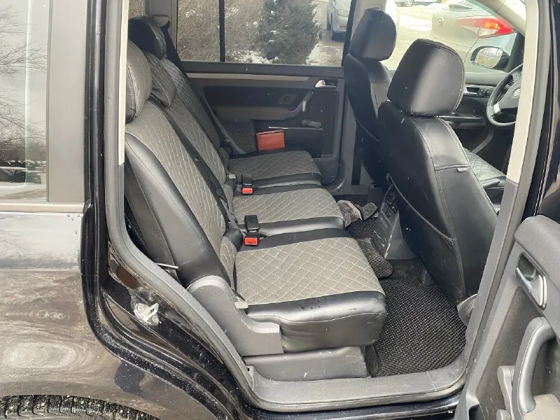 Предлагаю вашему вниманию volkswagen touran черного цвета, 2007 года выпуска. автомобиль в отличном состоянии, с пробегом 305 700 километров. машина имеет 1 собственника в птс, что говорит о ее надежности и безопасности. объем двигателя составляет 1,6 литра, мощность 102 лошадиных сил. тип двигателя - бензин, коробка передач - механическая, привод - передний. touran - это надежный и экономичный автомобиль, который подойдет для семьи и путешествий. он имеет просторный салон и вместительный багажник, что делает его идеальным выбором для тех, кто ищет удобный и практичный автомобиль. если вы ищете надежный и качественный автомобиль по доступной цене, то volkswagen touran - идеальный выбор для вас. не упустите возможность приобрести этот замечательный автомобиль по выгодной цене! машинка находится в луганске. цена 700000 т.79591227802 📞 звоните: +7(959)1227802 - фотография - 8