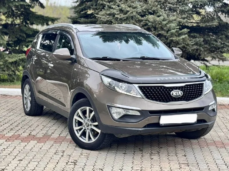 К вашему вниманию kia sortage 2014года 2.0 в идеальном состоянии как по кузову так и технически мотор не дизилит работает тихо без посторонних шумов коробка работает как нужно переключает плавно не пинает не задерживает автомобиль в идеале очень богатая комплектация. пробег 171000 автомобиль в родном окрасе без дтп!!!! одно дтп по бамперу автотека зеленая все стекла родные кроме лобового меняли и за трещины в этом автомобиле есть все для комфортной езды. юридически чистый автомобиль!!! продажа по договору купли-продажи или через мрэо!!!! автомобиль полностью обслужен. комплектация: kia sls sportage. sl. -датчик света: -датчик дождя: -круиз контроль: -доводчики стёкол: -подогревы всех сидений: -помощь при спуске: -адаптивные фары: -парктроники: -4 стекло подъёмника: -электро зеркала: -подогрев зеркал заднего вида: -бортовой компьютер: -регистрация р. ф 🇷🇺🇷🇺🇷🇺 цена 1 450 000 тел +79495095858 тел +79895435743 телеграм ватсап возможен обмен - фотография - 1