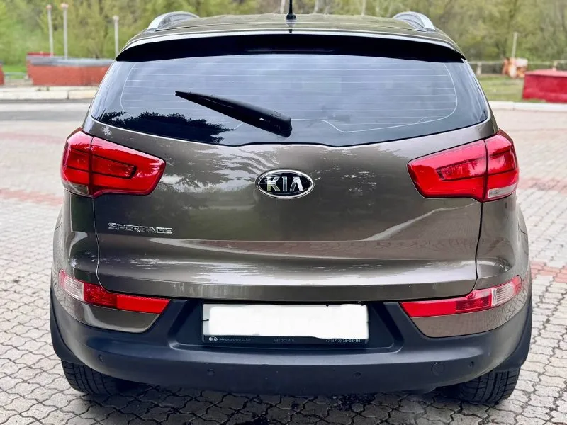 К вашему вниманию kia sortage 2014года 2.0 в идеальном состоянии как по кузову так и технически мотор не дизилит работает тихо без посторонних шумов коробка работает как нужно переключает плавно не пинает не задерживает автомобиль в идеале очень богатая комплектация. пробег 171000 автомобиль в родном окрасе без дтп!!!! одно дтп по бамперу автотека зеленая все стекла родные кроме лобового меняли и за трещины в этом автомобиле есть все для комфортной езды. юридически чистый автомобиль!!! продажа по договору купли-продажи или через мрэо!!!! автомобиль полностью обслужен. комплектация: kia sls sportage. sl. -датчик света: -датчик дождя: -круиз контроль: -доводчики стёкол: -подогревы всех сидений: -помощь при спуске: -адаптивные фары: -парктроники: -4 стекло подъёмника: -электро зеркала: -подогрев зеркал заднего вида: -бортовой компьютер: -регистрация р. ф 🇷🇺🇷🇺🇷🇺 цена 1 450 000 тел +79495095858 тел +79895435743 телеграм ватсап возможен обмен - фотография - 8