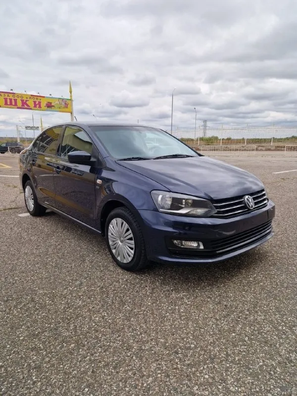 Продам volkswagen polo 2017 год, 1,6. 6 ст aisin, пробег 115 тысяч (подтверждённый) машина на полном ходу, двигатель, ходовая идеально, в машине есть крашеные детали. кондиционер заправлен, передние фары в бронеплёнке, передние двери атермальная плёнка. место осмотра донецк, макеевка. цена данного авто 1м 070 тысяч. торг у капота. телефоны для связи: +79494379474 +79494845474 - фотография - 1