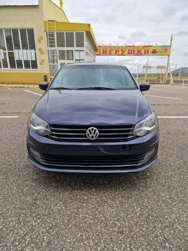 Продам volkswagen polo 2017 год, 1,6. 6 ст aisin, пробег 115 тысяч (подтверждённый) машина на полном ходу, двигатель, ходовая идеально, в машине есть крашеные детали. кондиционер заправлен, передние фары в бронеплёнке, передние двери атермальная плёнка. место осмотра донецк, макеевка. цена данного авто 1м 070 тысяч. торг у капота. телефоны для связи: +79494379474 +79494845474 - фотография - 2