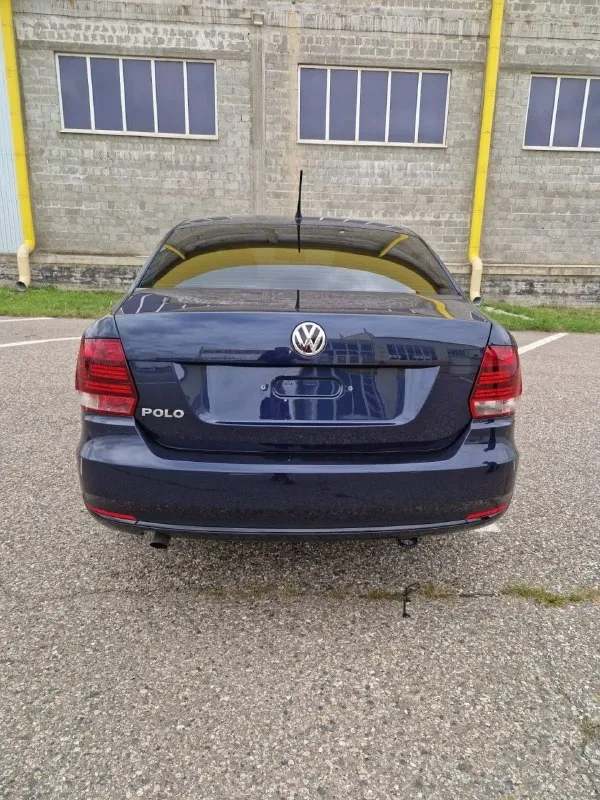 Продам volkswagen polo 2017 год, 1,6. 6 ст aisin, пробег 115 тысяч (подтверждённый) машина на полном ходу, двигатель, ходовая идеально, в машине есть крашеные детали. кондиционер заправлен, передние фары в бронеплёнке, передние двери атермальная плёнка. место осмотра донецк, макеевка. цена данного авто 1м 070 тысяч. торг у капота. телефоны для связи: +79494379474 +79494845474 - фотография - 5