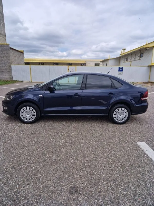 Продам volkswagen polo 2017 год, 1,6. 6 ст aisin, пробег 115 тысяч (подтверждённый) машина на полном ходу, двигатель, ходовая идеально, в машине есть крашеные детали. кондиционер заправлен, передние фары в бронеплёнке, передние двери атермальная плёнка. место осмотра донецк, макеевка. цена данного авто 1м 070 тысяч. торг у капота. телефоны для связи: +79494379474 +79494845474 - фотография - 6