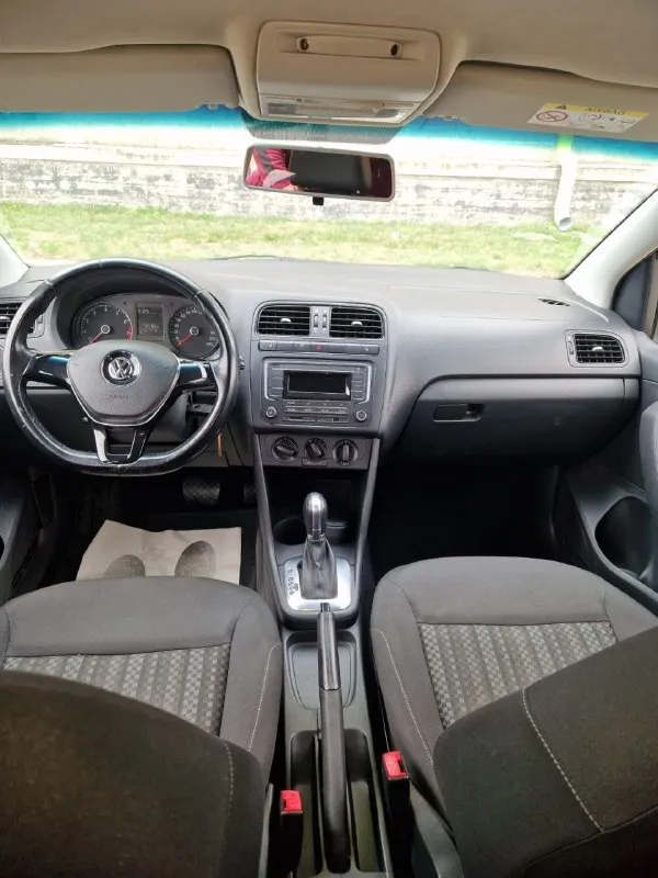 Продам volkswagen polo 2017 год, 1,6. 6 ст aisin, пробег 115 тысяч (подтверждённый) машина на полном ходу, двигатель, ходовая идеально, в машине есть крашеные детали. кондиционер заправлен, передние фары в бронеплёнке, передние двери атермальная плёнка. место осмотра донецк, макеевка. цена данного авто 1м 070 тысяч. торг у капота. телефоны для связи: +79494379474 +79494845474 - фотография - 7