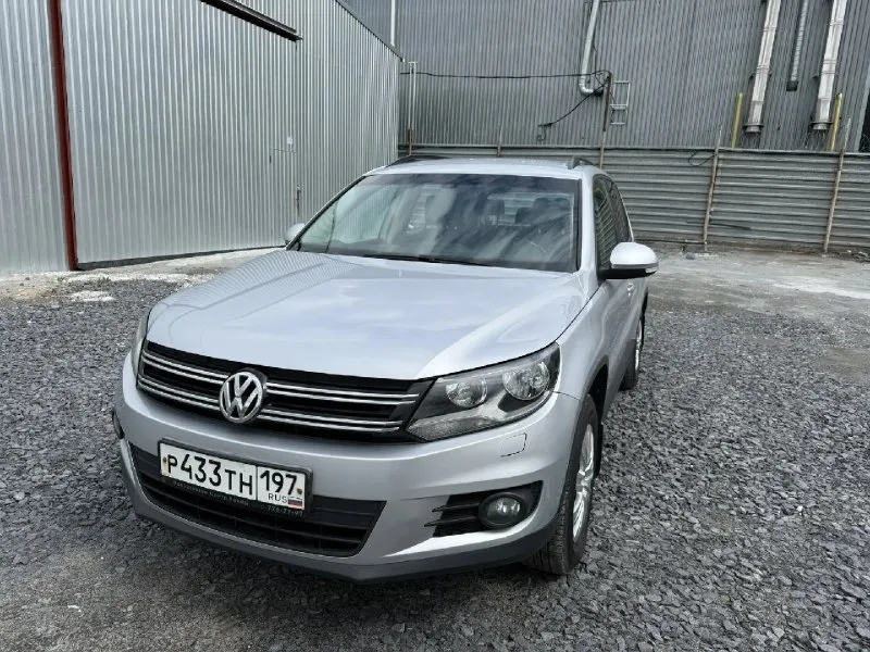 Volkswagen tiguan, 2012 г. 1.4 мкпп родной пробег 125 тыс. км. автомобиль в отличном состоянии, весь в заводском окрасе! безаварийная эксплутация, гаражное хранение. климат-контроль 2-зонный, мультируль, бортовой компьютер, электроскладывание зеркал, задний парктроник и много других опций. обслуживание по регламенту, на 110 тыс. км замена грм. комплект ключей. цена 1190000 рублей. +79493639919 - фотография - 1