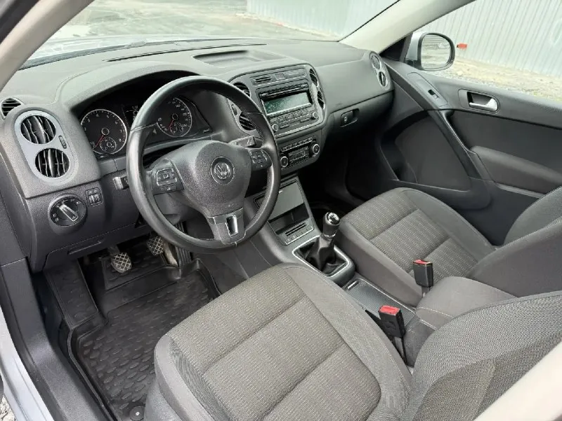 Volkswagen tiguan, 2012 г. 1.4 мкпп родной пробег 125 тыс. км. автомобиль в отличном состоянии, весь в заводском окрасе! безаварийная эксплутация, гаражное хранение. климат-контроль 2-зонный, мультируль, бортовой компьютер, электроскладывание зеркал, задний парктроник и много других опций. обслуживание по регламенту, на 110 тыс. км замена грм. комплект ключей. цена 1190000 рублей. +79493639919 - фотография - 10