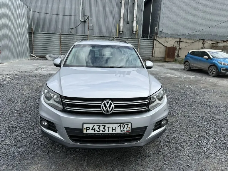 Volkswagen tiguan, 2012 г. 1.4 мкпп родной пробег 125 тыс. км. автомобиль в отличном состоянии, весь в заводском окрасе! безаварийная эксплутация, гаражное хранение. климат-контроль 2-зонный, мультируль, бортовой компьютер, электроскладывание зеркал, задний парктроник и много других опций. обслуживание по регламенту, на 110 тыс. км замена грм. комплект ключей. цена 1190000 рублей. +79493639919 - фотография - 2