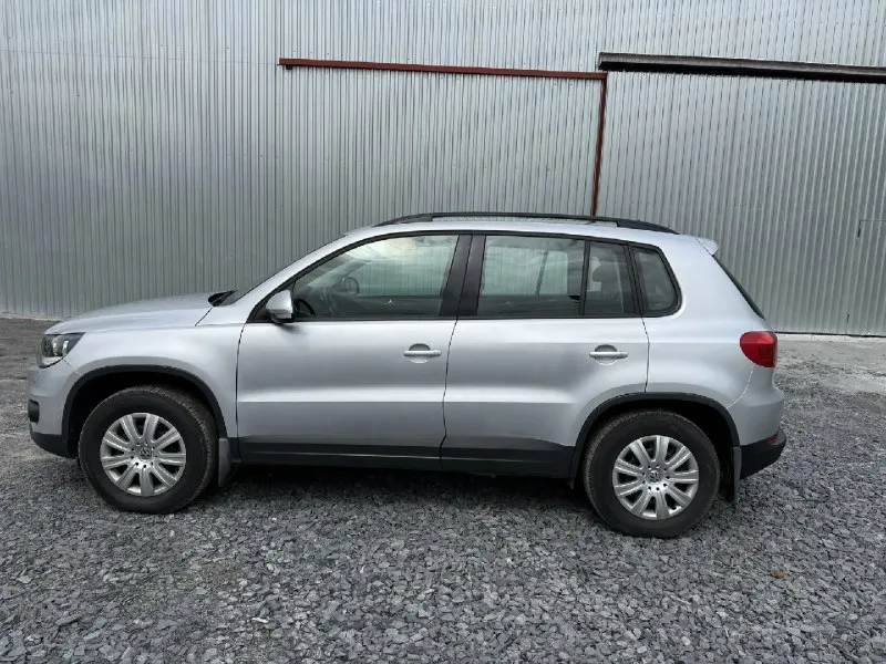 Volkswagen tiguan, 2012 г. 1.4 мкпп родной пробег 125 тыс. км. автомобиль в отличном состоянии, весь в заводском окрасе! безаварийная эксплутация, гаражное хранение. климат-контроль 2-зонный, мультируль, бортовой компьютер, электроскладывание зеркал, задний парктроник и много других опций. обслуживание по регламенту, на 110 тыс. км замена грм. комплект ключей. цена 1190000 рублей. +79493639919 - фотография - 3