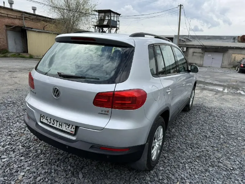 Volkswagen tiguan, 2012 г. 1.4 мкпп родной пробег 125 тыс. км. автомобиль в отличном состоянии, весь в заводском окрасе! безаварийная эксплутация, гаражное хранение. климат-контроль 2-зонный, мультируль, бортовой компьютер, электроскладывание зеркал, задний парктроник и много других опций. обслуживание по регламенту, на 110 тыс. км замена грм. комплект ключей. цена 1190000 рублей. +79493639919 - фотография - 4