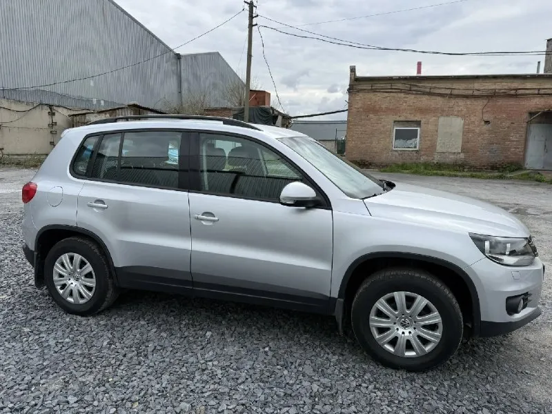 Volkswagen tiguan, 2012 г. 1.4 мкпп родной пробег 125 тыс. км. автомобиль в отличном состоянии, весь в заводском окрасе! безаварийная эксплутация, гаражное хранение. климат-контроль 2-зонный, мультируль, бортовой компьютер, электроскладывание зеркал, задний парктроник и много других опций. обслуживание по регламенту, на 110 тыс. км замена грм. комплект ключей. цена 1190000 рублей. +79493639919 - фотография - 5