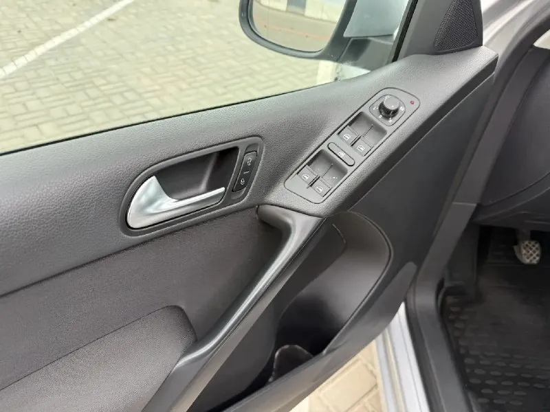 Volkswagen tiguan, 2012 г. 1.4 мкпп родной пробег 125 тыс. км. автомобиль в отличном состоянии, весь в заводском окрасе! безаварийная эксплутация, гаражное хранение. климат-контроль 2-зонный, мультируль, бортовой компьютер, электроскладывание зеркал, задний парктроник и много других опций. обслуживание по регламенту, на 110 тыс. км замена грм. комплект ключей. цена 1190000 рублей. +79493639919 - фотография - 6