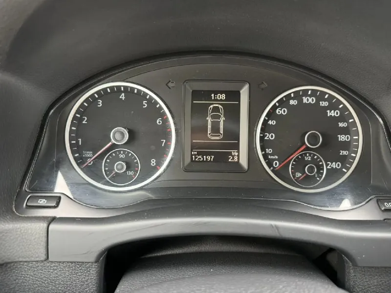 Volkswagen tiguan, 2012 г. 1.4 мкпп родной пробег 125 тыс. км. автомобиль в отличном состоянии, весь в заводском окрасе! безаварийная эксплутация, гаражное хранение. климат-контроль 2-зонный, мультируль, бортовой компьютер, электроскладывание зеркал, задний парктроник и много других опций. обслуживание по регламенту, на 110 тыс. км замена грм. комплект ключей. цена 1190000 рублей. +79493639919 - фотография - 8