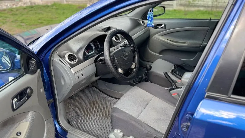 Здравствуйте 🤝 продам автомобиль, chevrolet lacetti 2008г. в. корейская сборка! 10 лет в одних руках! автомобиль в очень хорошем состоянии! без каких либо вложений! кузов в хорошем состоянии! ровный и красивый без гнилья и ржавчины! автомобиль выглядит шикарно! техническая часть в идеале! двигатель 1.6 идеал! после кап ремонта проехал 20 тысяч, работает идеально! без посторонних звуков! масло грамма не берет! кпп на отлично! переключается плавно! без хрустов и вылетов! ходовая часть идеал! вся новая! абсолютно нечего не гремит не стучит! в ходу очень приятный автомобиль! по комплектации: кондиционер, abs, 4эл. стеклоподъемника, эл. регулировка зеркал, гидроусилитель руля, подушки безопасности. документы чистые переоформление без проблем! цена 535.000т/р. торг уместен. тел: +7 (949) 481-20-60. - фотография - 4