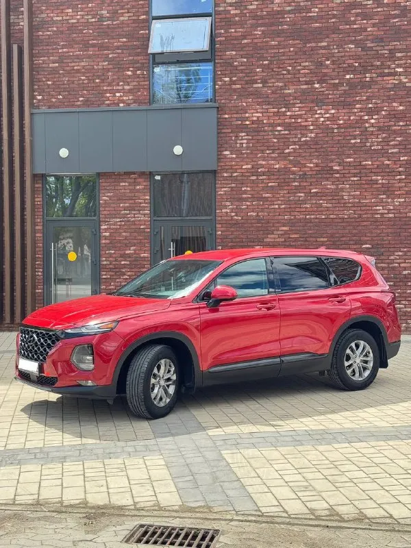 Продам свою машину santa fe 2019 2wd, двигатель 2.4л/бензин, акпп 8ми ступенчатая (не робот), пробег 61900км. состояние авто отличное- сел и поехал. перед продажей сделано то. комплектация: бесключевой доступ, цифровая приборная панель, запуск с кнопки start, три режима езды, адаптивный круиз контроль, система контроля слепых зон, экстренное торможение, обнаружение пешеходов, удержание в полосе, автоматический свет, регулировка фар по высоте, противотуманные фары, электрорегулировка зеркал и подогрев, кондиционер, камера заднего вида, электроручник, apple carplay, android avto, подогрев сидений, электрорегулировка водительского сиденья, датчик давления шин. установлена сигнализация starline с автозапуском, управлением со смартфона, 2 метки+gps с возможность отслеживания с телефона. на автомобиле все стекла родные, так же сделан антихром в круг. с авто отдам 2 комплекта ковриков и 2 комплекта колес. техосмотр пройден. цена 2,9млн. торг! тел. +79590108778 +79613253324 - фотография - 3