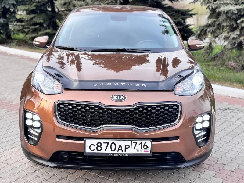 🚗 kia sportage 2016 2.0 бензин | 120 000 км пробег родной автотека зелень выезжай на осмотр ☝️ стильный и надёжный кроссовер в отличном состоянии. машина ухоженная, обслуживалась вовремя, вложений не требует. кузов в хорошем состоянии, без дтп. был косметический окрас одной детали — задняя правая дверь (вторичный окрас 160–170 микрон, без шпаклёвки — всё честно). остальное все в родном окрасе двигатель 2.0 бензин — простой и надёжный, работает идеально. коробка и ходовая без нареканий — едет мягко, ничего не стучит. салон чистый, аккуратный, без износа. автомобиль выглядит так же хорошо, как и на фото — не стыдно показать. юридически чистый, без ограничений. отличный вариант для тех, кто ищет живой sportage без скрытых проблем. +79895435743 +79495095858 возможен обмен цена 1 6 цена: 1695000 ₽ 📲 tg: николай н а 📞 🇷🇺 звоните: +79495095858 авторынок днр донецк - фотография - 1