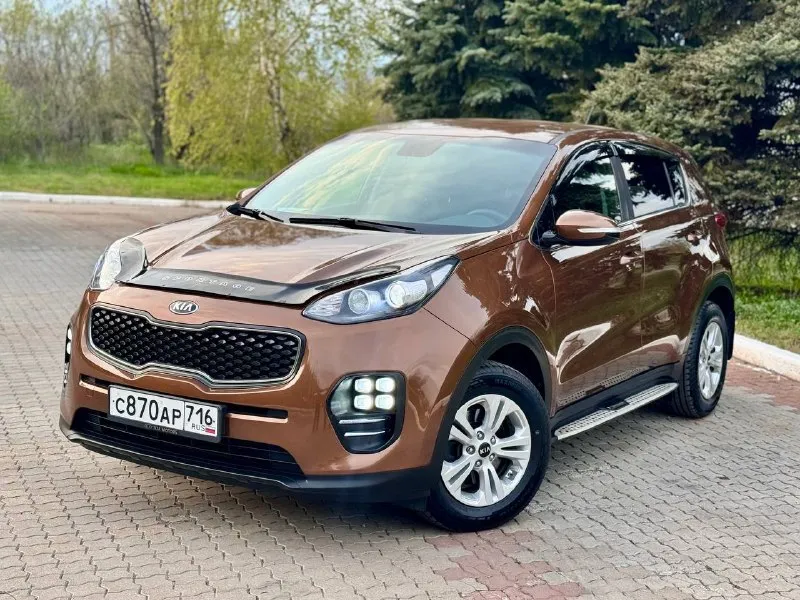 🚗 kia sportage 2016 2.0 бензин | 120 000 км пробег родной автотека зелень выезжай на осмотр ☝️ стильный и надёжный кроссовер в отличном состоянии. машина ухоженная, обслуживалась вовремя, вложений не требует. кузов в хорошем состоянии, без дтп. был косметический окрас одной детали — задняя правая дверь (вторичный окрас 160–170 микрон, без шпаклёвки — всё честно). остальное все в родном окрасе двигатель 2.0 бензин — простой и надёжный, работает идеально. коробка и ходовая без нареканий — едет мягко, ничего не стучит. салон чистый, аккуратный, без износа. автомобиль выглядит так же хорошо, как и на фото — не стыдно показать. юридически чистый, без ограничений. отличный вариант для тех, кто ищет живой sportage без скрытых проблем. +79895435743 +79495095858 возможен обмен цена 1 6 цена: 1695000 ₽ 📲 tg: николай н а 📞 🇷🇺 звоните: +79495095858 авторынок днр донецк - фотография - 10