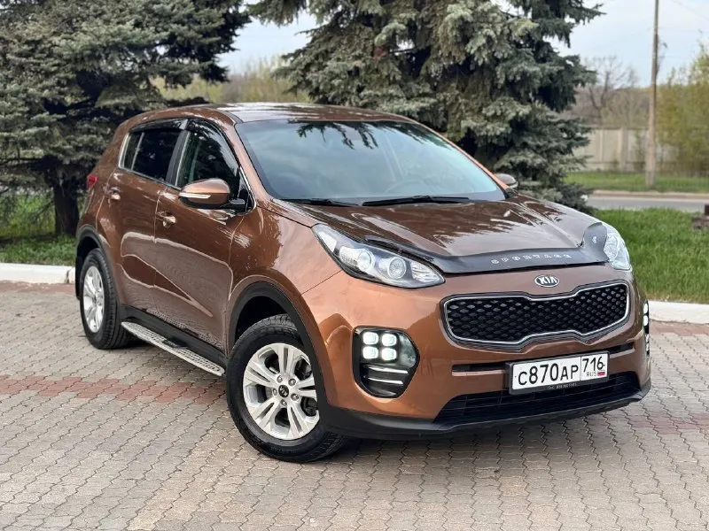 🚗 kia sportage 2016 2.0 бензин | 120 000 км пробег родной автотека зелень выезжай на осмотр ☝️ стильный и надёжный кроссовер в отличном состоянии. машина ухоженная, обслуживалась вовремя, вложений не требует. кузов в хорошем состоянии, без дтп. был косметический окрас одной детали — задняя правая дверь (вторичный окрас 160–170 микрон, без шпаклёвки — всё честно). остальное все в родном окрасе двигатель 2.0 бензин — простой и надёжный, работает идеально. коробка и ходовая без нареканий — едет мягко, ничего не стучит. салон чистый, аккуратный, без износа. автомобиль выглядит так же хорошо, как и на фото — не стыдно показать. юридически чистый, без ограничений. отличный вариант для тех, кто ищет живой sportage без скрытых проблем. +79895435743 +79495095858 возможен обмен цена 1 6 цена: 1695000 ₽ 📲 tg: николай н а 📞 🇷🇺 звоните: +79495095858 авторынок днр донецк - фотография - 2