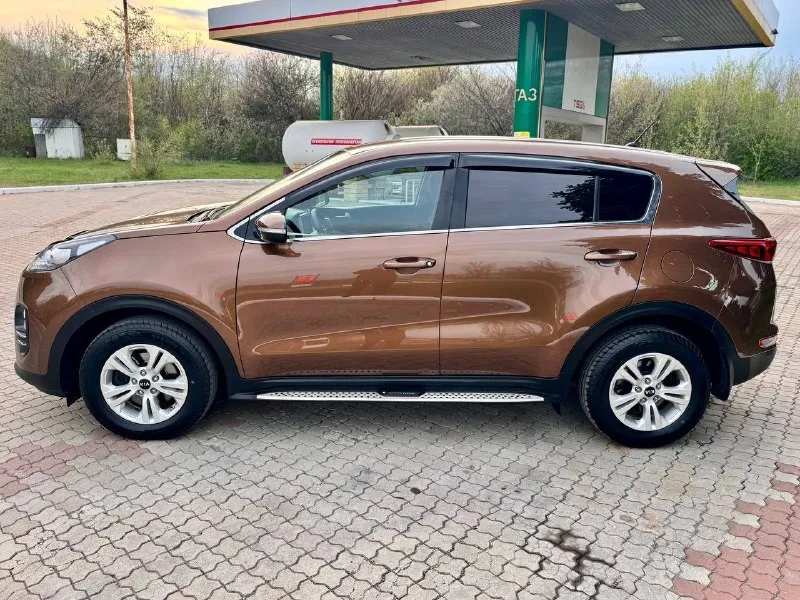 🚗 kia sportage 2016 2.0 бензин | 120 000 км пробег родной автотека зелень выезжай на осмотр ☝️ стильный и надёжный кроссовер в отличном состоянии. машина ухоженная, обслуживалась вовремя, вложений не требует. кузов в хорошем состоянии, без дтп. был косметический окрас одной детали — задняя правая дверь (вторичный окрас 160–170 микрон, без шпаклёвки — всё честно). остальное все в родном окрасе двигатель 2.0 бензин — простой и надёжный, работает идеально. коробка и ходовая без нареканий — едет мягко, ничего не стучит. салон чистый, аккуратный, без износа. автомобиль выглядит так же хорошо, как и на фото — не стыдно показать. юридически чистый, без ограничений. отличный вариант для тех, кто ищет живой sportage без скрытых проблем. +79895435743 +79495095858 возможен обмен цена 1 6 цена: 1695000 ₽ 📲 tg: николай н а 📞 🇷🇺 звоните: +79495095858 авторынок днр донецк - фотография - 3