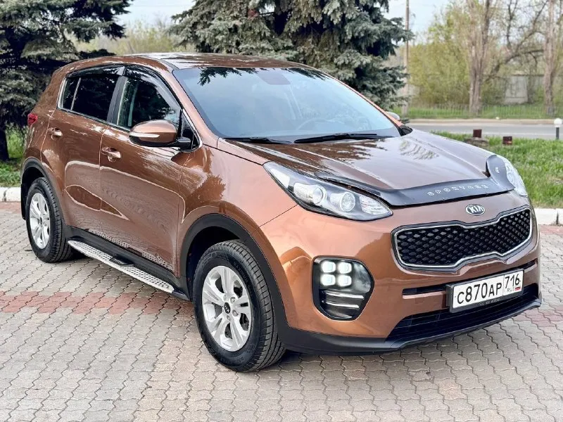 🚗 kia sportage 2016 2.0 бензин | 120 000 км пробег родной автотека зелень выезжай на осмотр ☝️ стильный и надёжный кроссовер в отличном состоянии. машина ухоженная, обслуживалась вовремя, вложений не требует. кузов в хорошем состоянии, без дтп. был косметический окрас одной детали — задняя правая дверь (вторичный окрас 160–170 микрон, без шпаклёвки — всё честно). остальное все в родном окрасе двигатель 2.0 бензин — простой и надёжный, работает идеально. коробка и ходовая без нареканий — едет мягко, ничего не стучит. салон чистый, аккуратный, без износа. автомобиль выглядит так же хорошо, как и на фото — не стыдно показать. юридически чистый, без ограничений. отличный вариант для тех, кто ищет живой sportage без скрытых проблем. +79895435743 +79495095858 возможен обмен цена 1 6 цена: 1695000 ₽ 📲 tg: николай н а 📞 🇷🇺 звоните: +79495095858 авторынок днр донецк - фотография - 4