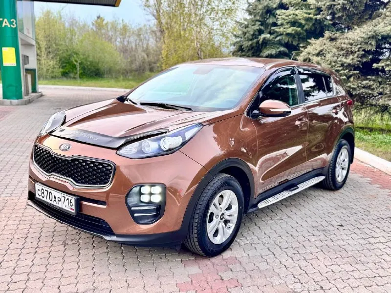 🚗 kia sportage 2016 2.0 бензин | 120 000 км пробег родной автотека зелень выезжай на осмотр ☝️ стильный и надёжный кроссовер в отличном состоянии. машина ухоженная, обслуживалась вовремя, вложений не требует. кузов в хорошем состоянии, без дтп. был косметический окрас одной детали — задняя правая дверь (вторичный окрас 160–170 микрон, без шпаклёвки — всё честно). остальное все в родном окрасе двигатель 2.0 бензин — простой и надёжный, работает идеально. коробка и ходовая без нареканий — едет мягко, ничего не стучит. салон чистый, аккуратный, без износа. автомобиль выглядит так же хорошо, как и на фото — не стыдно показать. юридически чистый, без ограничений. отличный вариант для тех, кто ищет живой sportage без скрытых проблем. +79895435743 +79495095858 возможен обмен цена 1 6 цена: 1695000 ₽ 📲 tg: николай н а 📞 🇷🇺 звоните: +79495095858 авторынок днр донецк - фотография - 5
