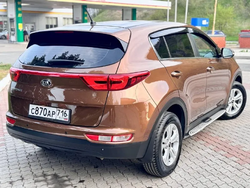 🚗 kia sportage 2016 2.0 бензин | 120 000 км пробег родной автотека зелень выезжай на осмотр ☝️ стильный и надёжный кроссовер в отличном состоянии. машина ухоженная, обслуживалась вовремя, вложений не требует. кузов в хорошем состоянии, без дтп. был косметический окрас одной детали — задняя правая дверь (вторичный окрас 160–170 микрон, без шпаклёвки — всё честно). остальное все в родном окрасе двигатель 2.0 бензин — простой и надёжный, работает идеально. коробка и ходовая без нареканий — едет мягко, ничего не стучит. салон чистый, аккуратный, без износа. автомобиль выглядит так же хорошо, как и на фото — не стыдно показать. юридически чистый, без ограничений. отличный вариант для тех, кто ищет живой sportage без скрытых проблем. +79895435743 +79495095858 возможен обмен цена 1 6 цена: 1695000 ₽ 📲 tg: николай н а 📞 🇷🇺 звоните: +79495095858 авторынок днр донецк - фотография - 6