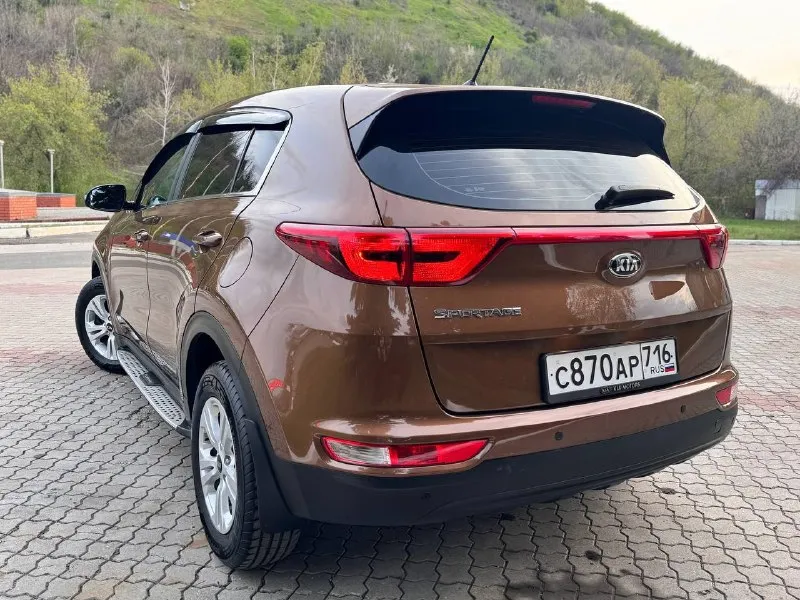🚗 kia sportage 2016 2.0 бензин | 120 000 км пробег родной автотека зелень выезжай на осмотр ☝️ стильный и надёжный кроссовер в отличном состоянии. машина ухоженная, обслуживалась вовремя, вложений не требует. кузов в хорошем состоянии, без дтп. был косметический окрас одной детали — задняя правая дверь (вторичный окрас 160–170 микрон, без шпаклёвки — всё честно). остальное все в родном окрасе двигатель 2.0 бензин — простой и надёжный, работает идеально. коробка и ходовая без нареканий — едет мягко, ничего не стучит. салон чистый, аккуратный, без износа. автомобиль выглядит так же хорошо, как и на фото — не стыдно показать. юридически чистый, без ограничений. отличный вариант для тех, кто ищет живой sportage без скрытых проблем. +79895435743 +79495095858 возможен обмен цена 1 6 цена: 1695000 ₽ 📲 tg: николай н а 📞 🇷🇺 звоните: +79495095858 авторынок днр донецк - фотография - 7