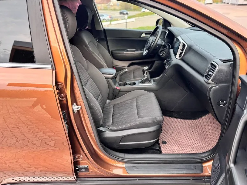 🚗 kia sportage 2016 2.0 бензин | 120 000 км пробег родной автотека зелень выезжай на осмотр ☝️ стильный и надёжный кроссовер в отличном состоянии. машина ухоженная, обслуживалась вовремя, вложений не требует. кузов в хорошем состоянии, без дтп. был косметический окрас одной детали — задняя правая дверь (вторичный окрас 160–170 микрон, без шпаклёвки — всё честно). остальное все в родном окрасе двигатель 2.0 бензин — простой и надёжный, работает идеально. коробка и ходовая без нареканий — едет мягко, ничего не стучит. салон чистый, аккуратный, без износа. автомобиль выглядит так же хорошо, как и на фото — не стыдно показать. юридически чистый, без ограничений. отличный вариант для тех, кто ищет живой sportage без скрытых проблем. +79895435743 +79495095858 возможен обмен цена 1 6 цена: 1695000 ₽ 📲 tg: николай н а 📞 🇷🇺 звоните: +79495095858 авторынок днр донецк - фотография - 8
